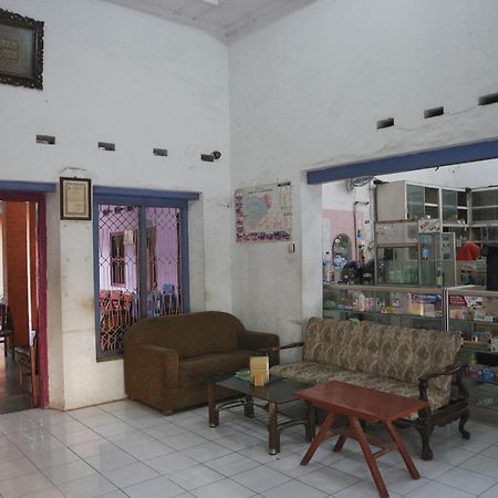 Oyo Life 1972 Aman Family Inn Syariah Ponorogo Экстерьер фото