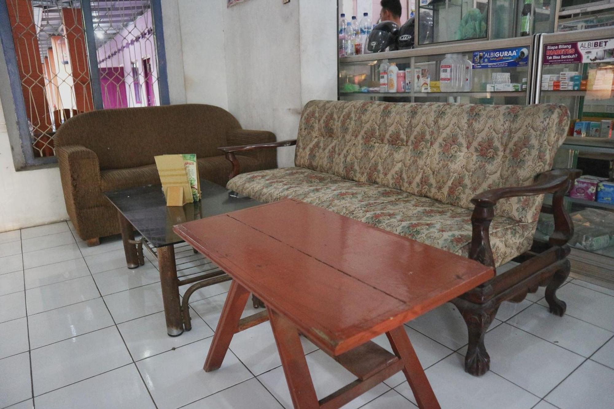 Oyo Life 1972 Aman Family Inn Syariah Ponorogo Экстерьер фото